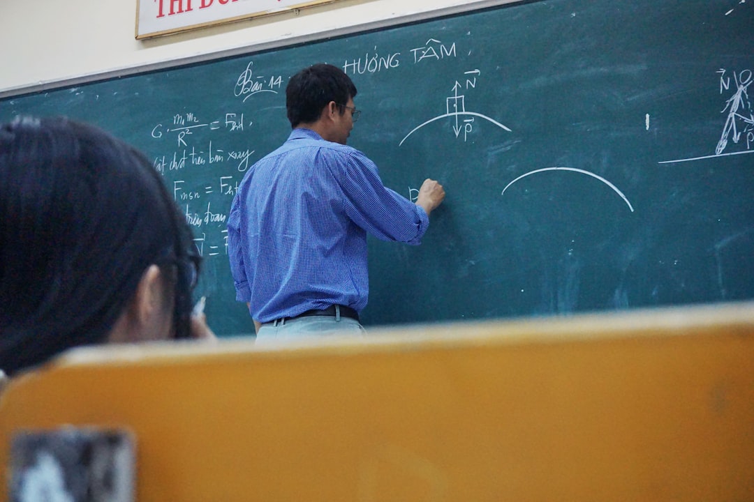 10 Lines on Advantages of Online Learning in Hindi