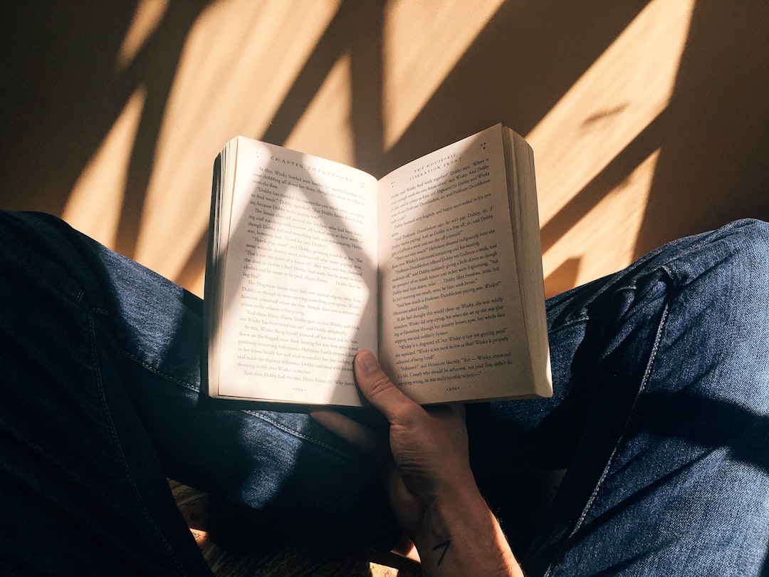10 Lines on Importance of Reading in Hindi