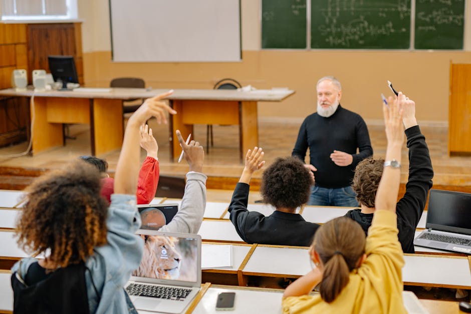 10 Lines on Role of Technology in Education in Hindi