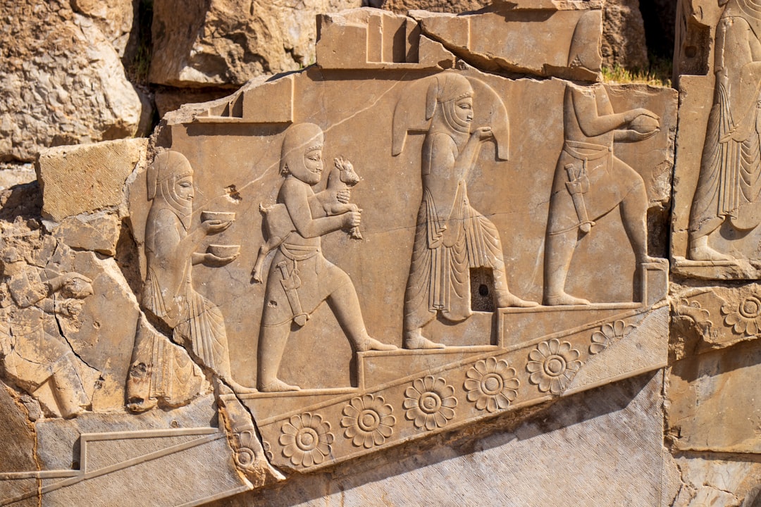 10 Lines on Importance of Historical Monuments in Hindi