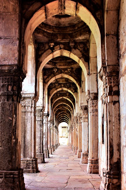 10 Lines on Importance of Historical Monuments in Hindi